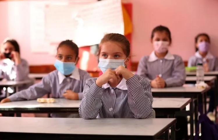 مصير العام الدراسي في ظل موجة كورونا الجديدة